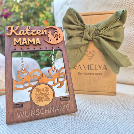 Personalisiertes Geschenkset für Katzen-Mamas – Ohrringen aus edlem Kirschholz mit QR-Botschaft