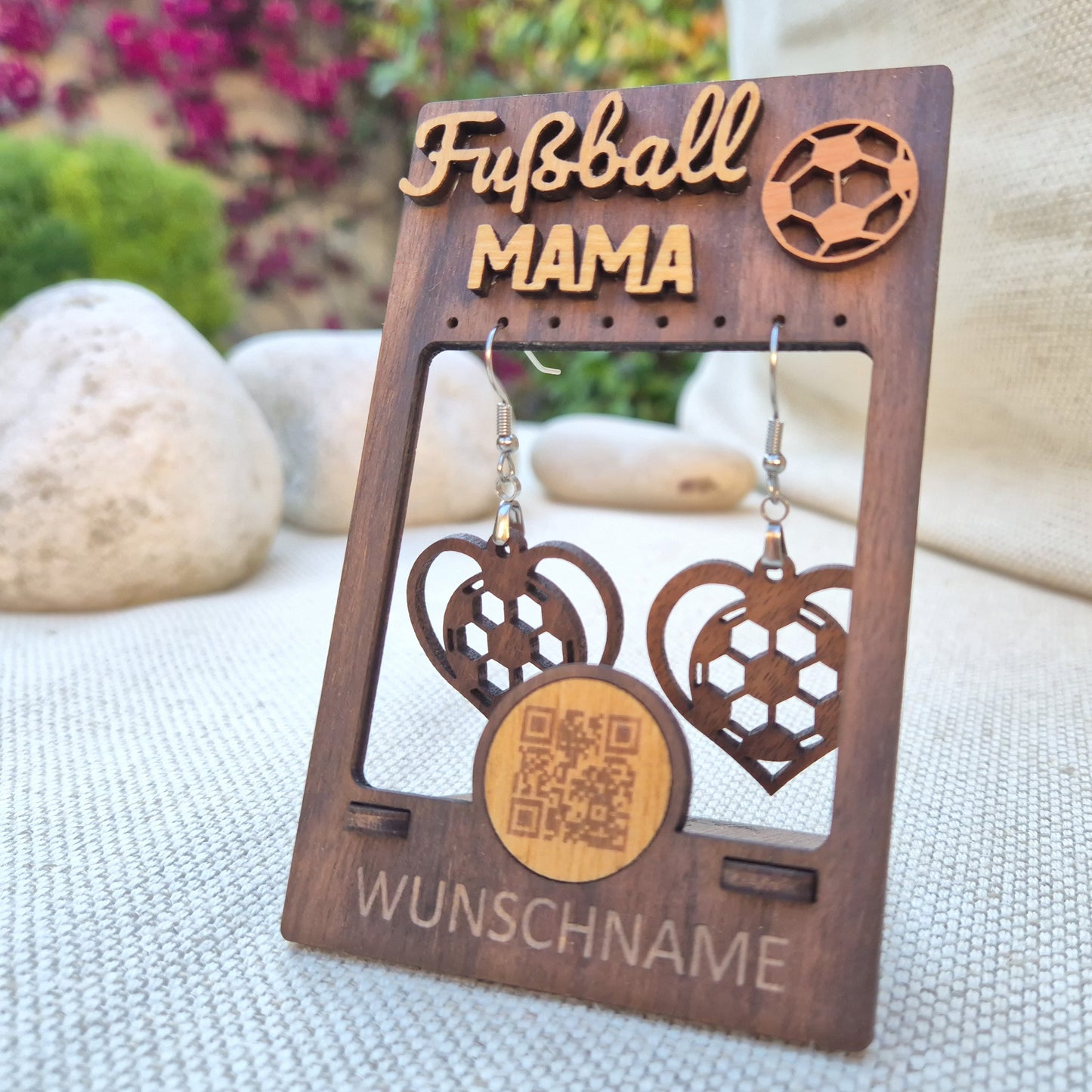 Personalisiertes Geschenkset für Fußball-Mamas – Ohrringhalter aus edlem Nussholz mit QR-Botschaft