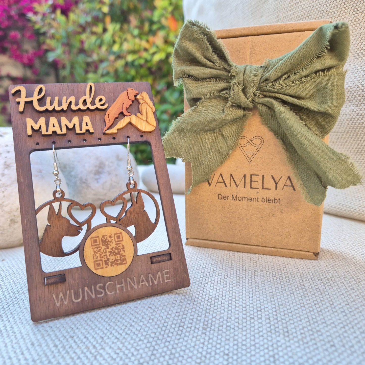 Personalisiertes Geschenkset für Hunde-Mamas – Ohrringhalter aus edlem Nussholz mit QR-Botschaft