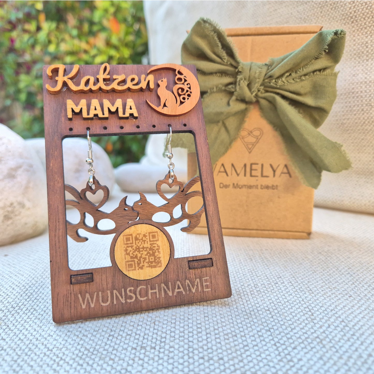 Personalisiertes Geschenkset für Katzen-Mamas – Ohrringen aus edlem Walnussholz mit QR-Botschaft